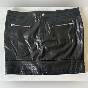 FAUX LEATHER SKIRT - size 6